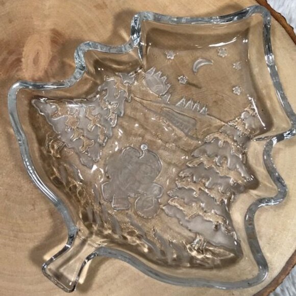 Vintage Santa Walking through the Woods Christmas Tree Shaped Glass Dish - Picture 6 of 8